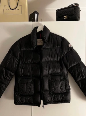 Moncler jacka - Säljer moncler jacka i modellen Lannic Down Jacket i storlek 3 vilket motsvarar L i EU storlek. Jackan är i väldigt bra skick då den inte är använd så mycket. Finns bild på QR kod!