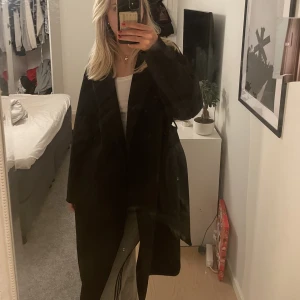 Kappa - Kappa från Vero Moda, använd men i bra skick. Jag är 173cm lång för referens 💞