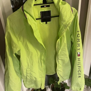 Jacka Tommy Hilfinger - Snygg neongrön täckjacka från Tommy Hilfinger 💕