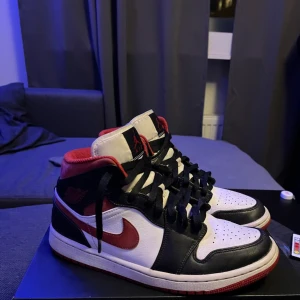 Jordan 1 Mid Gym Red - Tja, jag säljer nu mina Jordans då jag inte använt de på ett bra tag! De är perfekta nu inför vintern om du vill ha skitsnygga skor som är lite högre!🤩Sparsamt använda, välvårdade och rengjorda flera ggr pga av ett stort skointresse.  Skick: Mycket bra!😍 