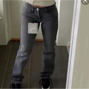 Mörkgråa/svarta midrise jeans från zara. Säljer för att jag aldrig använder dom. Pris kan diskuteras 💕