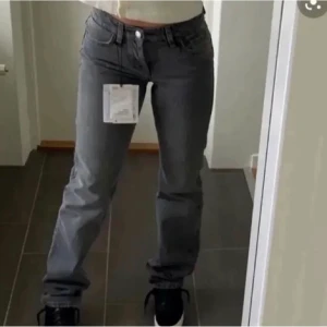 Zara mid rise jeans - Mörkgråa/svarta midrise jeans från zara. Säljer för att jag aldrig använder dom. Pris kan diskuteras 💕