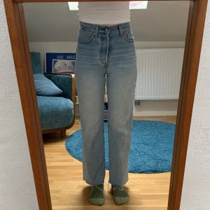 Levis Ribcage - Levi’s ribcage, w25. Köpta här på Plick och sparsamt använda både av mig och hon jag köpte som av. 