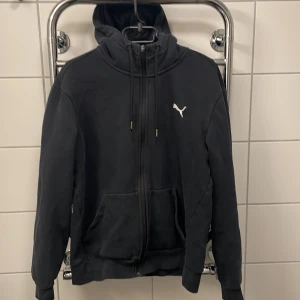 Puma zipper med luva - Zipper från puma i Okej skick Svart/marinblå
