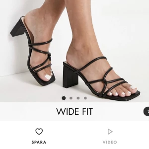 Skostorlek:38 - Säljer liknande sånna klackar, fast mina är då från NELLY, men hittar inte exakt de jag säljer på Nellys hemsida, så kan skicka privat på hur de ser ut. Frakt blir 62kr.