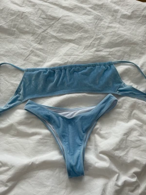 Bikini i ljusblå velour - Jättefin bikini i velour, var tyvärr för liten så aldrig använd💙 Överdel motsvarar ca B-kupa och underdel ca S