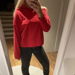 Hoddie - Säljer nu denna röda hoddien eftersom att den knappt används.  Hör av er vid intresse💕