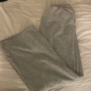 Mjukis byxor  - Gråa mjukisbyxor från shein i stl xs, 50kr 