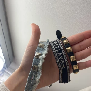 Armband  - 3 armband köpa alla för 30kr, bra skick