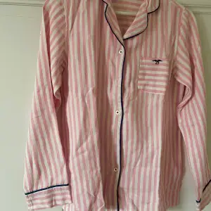 Rosa pyajamasskjorta i flanelltyg. Storlek 32/34 men skulle även kunna passa storlek 36. Mycket bra skick. Tveka inte att ställa frågor eller få fler bilder <333