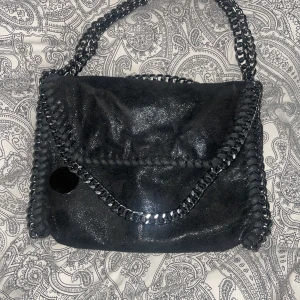 Väska - Stella mccartney liknande väska som jag inte längre använder, bra med utrymme och i nyskick 