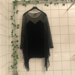 Batwing klänning  - Gotharens våta dröm asså. Så fin klänning i sammet och mesh. Litet hål i ena vingen tyvärr men annars bra skick!