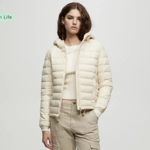 Vit jacka  - Säljer denna snygga vita jackan från pull&bear , köpt för några månader sen men har aldrig använt den. 