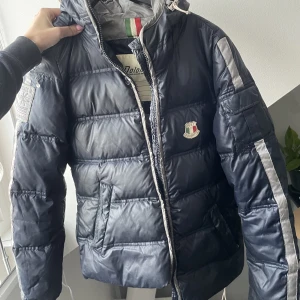 Jacka  - Säljer denna fina jacka ifrån dolomite i storlek XS då den inte kommer till användning längre. Jättevarm och skön nu i vinter