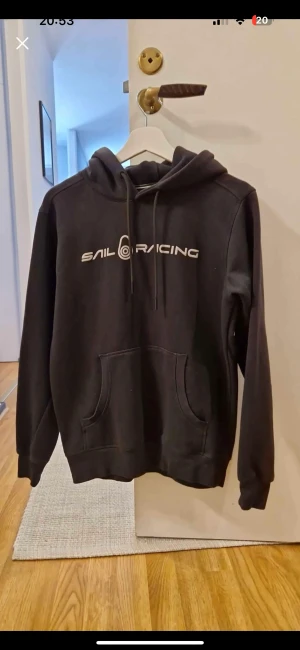 SAIL racing hoodie - SAIL racing hoodie i storlek S Köpt på herravdelningen på Stadium, dock liten i storleken. Köparen står för frakten !