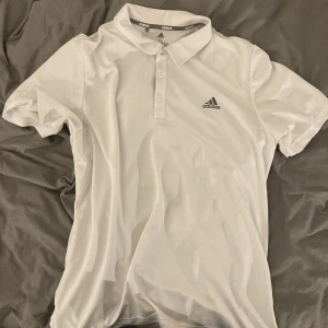 Adidas piké vit - Aldrig någonsin använd Vit adidas piké strokek XL men inte så stor som man tror. Sitter baggy på mig vilket är snyggt Skönt matrial  Möts gärna upp i malmö ammars står du för frakten:-) 