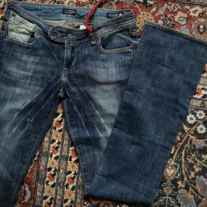 Lågmidjade jeans  - Köpte dessa långmidjade (utsvängda) jeans i Los Angeles men tyvärr passade den inte. Betalade ca.2000kr för dessa och säljer dem för 700kr. Det är bara att skriva till mig ifall du vill se fler bilder. 