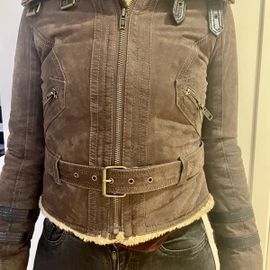 Jofama by Kenza - Denna fina jacka passar inte mig längre. Väldigt sparsamt använd och i jättefint skick. 400 kr tänkte jag sälja den för 