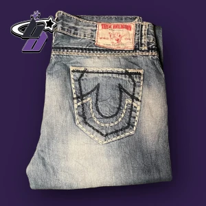 TRUE RELIGION JEANS - true religion jeans i modellen straight. 🚜 Ytterben: 93cm 🚜 Innerben: 65cm‼️ midja 34