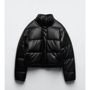 Vinter jacka - Intresse koll på min vinter jacka från zara. Är inte säker på om jag vill sälja men vid bra bud. Jacka är i ett fint skick inga defekter och den håller värmen bra så man fryser inte med den. Köpt förra vintern för 699kr Storlek Xs. För mer bilder kom priv