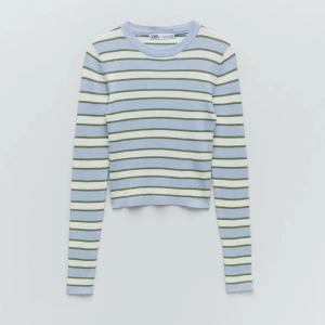 zara topp - ANVÄND INTE KÖP DIRKET FUNKTIONEN!! randig topp från zara. används några gånger, men är i fint skick. ribbat material. går inte att köpa längre på zaras hemsida. 