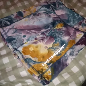 Tajta shorts  - Väldigt sköna och fina shorts och lite tajta med en rengnbågig färg på dom med storlek 140 typ som gympa byxor