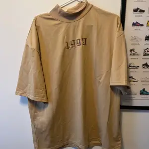 T-shirt med 1999 på, aldrig använd 