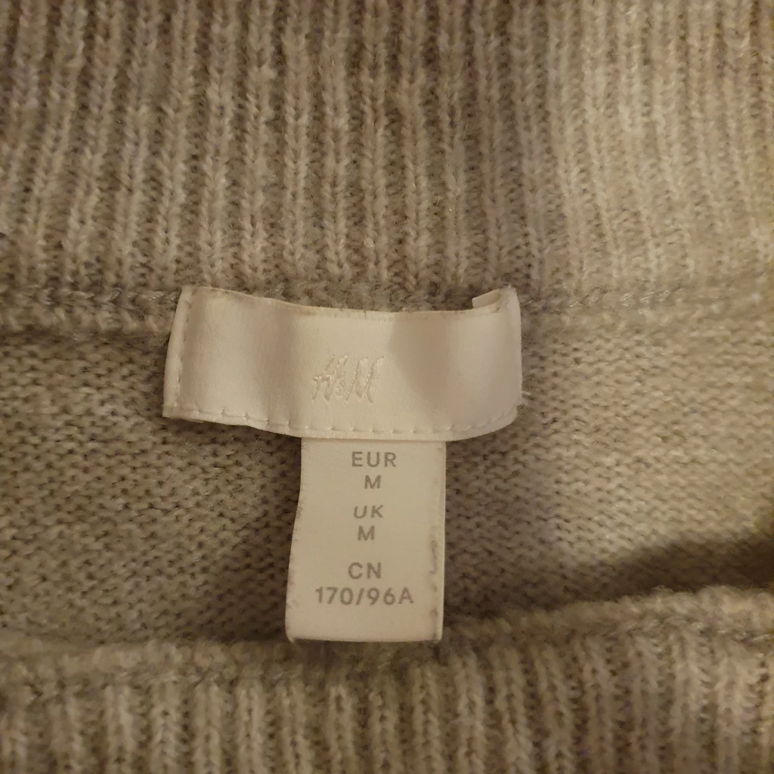 Mysig tröja med pärlor på - 91