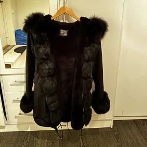 Päls Jacka - Fatima Parka  - Använd- i gott skick då den är använd bara en vinter. Pris i affär 3999kr mitt pris 1700kr.  Strl S, passar M.  Äkta päls, avplockbar.  Vattentät. 