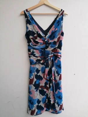 Fin kort sommarklänning i knappt använt skick. Bra kvalite!  - En kort klänning i knappt använt skick. 