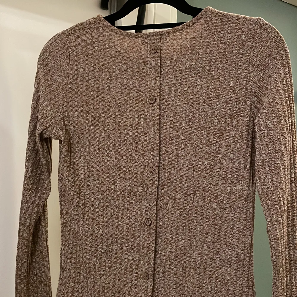 En beige tröja som är jätte fin och passar bra till både vinter och höst. Den har en fin detalj i backstidan som är knappar i. Den har även en fin längd. säljer för att jag bytte still.❤️. Skjortor.
