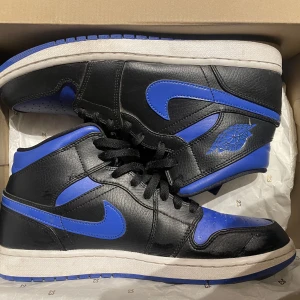 Air Jordan 1 mids  - Air Jordan 1 hyper royale Mids , använda endast ett fåtal gånger , så gott som nya. Orginalkartong ingår