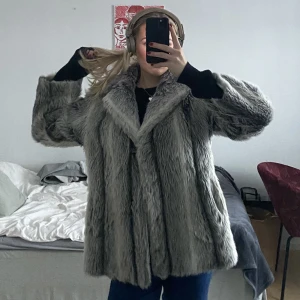 Pälsjacka  - As najs pälsjacka köpt secondhand. Jag har vanligtvis storlek S och den sitter lite oversized på mig! 