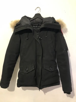 Canada Goose jacka dam - Säljer nu min Canada Goose jacka i modellen Montebello i storlek S/P, (Äkta) Köpte den för cirka 2 år sen. Säljer pågrund av att den inte kommer till användning. Använd ett fåtal gånger. Skriv för mer bilder.