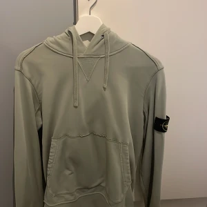 Stone island hoddie  - Stone island hoddie  Storlek: Cond: 5/10 Flaws 