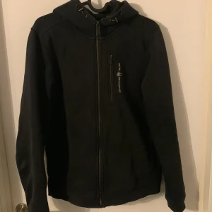 Sail racing kofta - Säljer min Sail racing tröja för att den har blivit för litet för mig. Köpte den från KidsBrandStore för 999kr. Inga hål eller någon skada på tröjan och dragkedjan funkar perfekt!