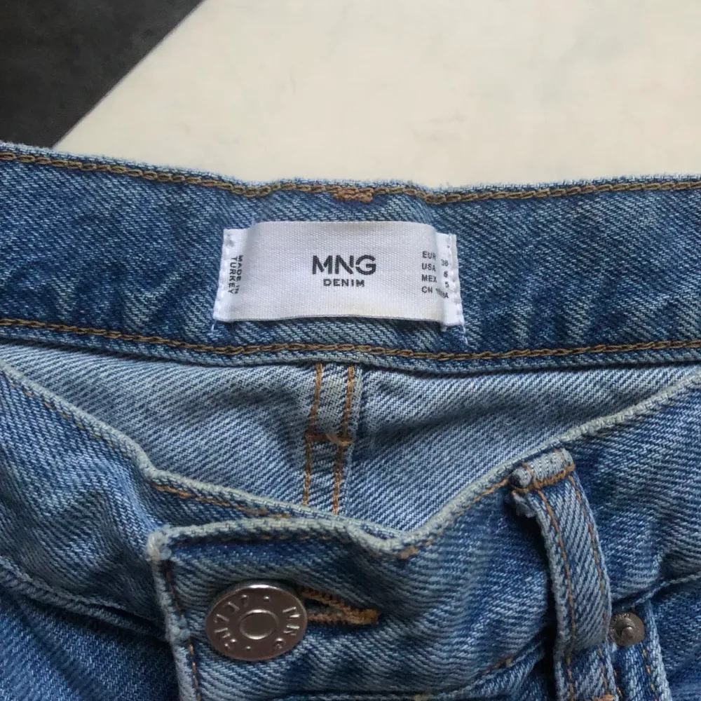 Nästintill oanvända mango jeans. Superlånga ben! Köparen står för frakt dvs 59kr  . Jeans & Byxor.