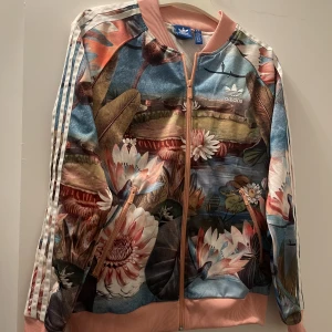 Adidasjacka  - Jacka från Adidas i storlek M ( liten i storleken så skulle mer säga att den känns som S/M)  Använd endast ett fåtal gånger. Är i nyskick 