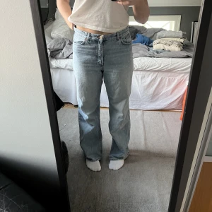 Ljusa jeans - Jeans från Monki, storlek M