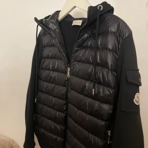 Moncler - Intressekoll på min moncler cardigan med luva! Givetvis äkta. Storlek M funkar som S. Nyskick, använd fåtals gånger. 5500kr 
