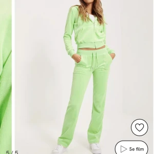 Juicy Couture set - Säljer mitt gröna set, bara användt några gånger, inga skador eller liknande, säljer pga det inte passar mig och jag skulle gått upp en strl 