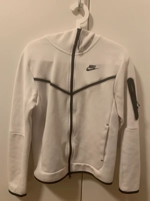 Nike tech hoodie  - jätte fin nike tech hoodie som är vit. Har inga fläckar eller defektes då jag inte använt den mycket. XS i men storlek. Priset kan diskuteras vid snabb affär.💓