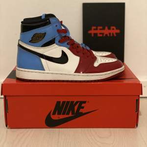 💙Jordan 1 high fearless UNC to chicago❤️🍀 Box, kvitto, äkthetsbevis, 4 olika laces och fearlesskort finns🍀📦Kan fraktas📦🦋Vid frågor/fler bilder är det bara att kontakta mig🦋⚡️Pris kan diskuteras vid snabb affär⚡️