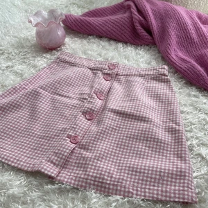 Högmidjad kjol  - Kjol med knappar fram, hög midja, 100% bomull ☁️ Fint skick & sparsamt använd.  