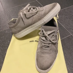 Arigato skor - Hej! Säljer nu mina snygga Axel Arigato skor i storlek 45. Skitsnygga skor men säljs för ingen användning. Högra skon fått någon slags röd skit som jag inte lyckats fått väck. Går säkert på något sätt men har bara testat med vatten. Därav 500kr. Ha kvitto