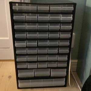 Förvaring - Säljer detta förvarings skåp, de var jätte bra tills jag inte fick plats med de i mitt rum de är vägen. Jätte fint skick! 47, 30 cm!