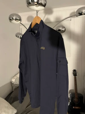 Slazenger Watson Court funktionströja  - Säljer en grym golf/funktionströja från Slazenger1881 i fint skick. 9/10  Oerhört skön och oändligt flexibel. Perfekt att sporta i.  Storlek L passar även M.  Nypris: 999  Finns i Näsbypark att hämta/prova   Hälsningar Calle 