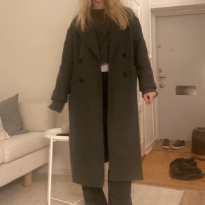 Grå oversized kappa⚡️ - Säljer denna sjukt snygga kappa! Fin grå färg, nice oversized passform!! Storlek s. Säljer pga garderobsrensning🌟 bud gäller men går även att köpa direkt vid bra pris och snabb affär! Köpare står för frakt🖤