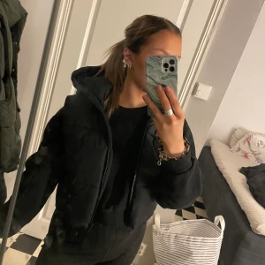 Väst i stl 36 - Säljer nu min väst från NA-KD då den inte kommer till användning köparen står för frakt 🚚:)