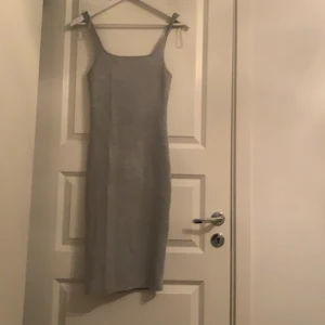 Klänning från zara  - Klänning från zara i storlek S med slits  bak. Klänningen slutar strax ovanför knäna. Pris 50kr. Köparen står för frakten